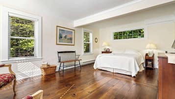 House, Multiple Beds, Patio, Garden View (Nana's Hideaway) | 2 bedrooms, individually decorated, individually furnished, bed sheets