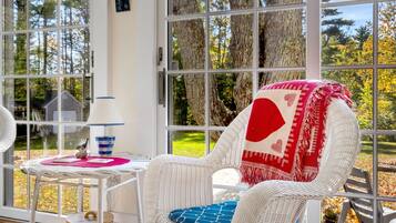 House, Multiple Beds, Patio, Garden View (Nana's Hideaway) | Interior