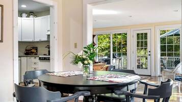 House, Multiple Beds, Patio, Garden View (Nana's Hideaway) | Dining
