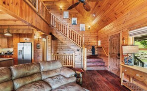 Smart-TV, Kamin, DVD-Player, Bücher