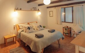 5 bedrooms, iron/ironing board, WiFi, bed sheets