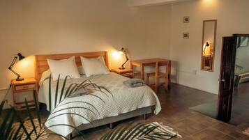 5 bedrooms, iron/ironing board, WiFi, bed sheets