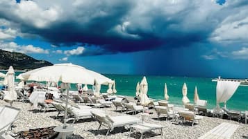 Privéstrand vlakbij, een gratis shuttleservice van/naar het strand