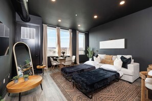 Smart TV - Cozy 1 King BR, Gym, Free Parking, 8mins Train (East Orange)