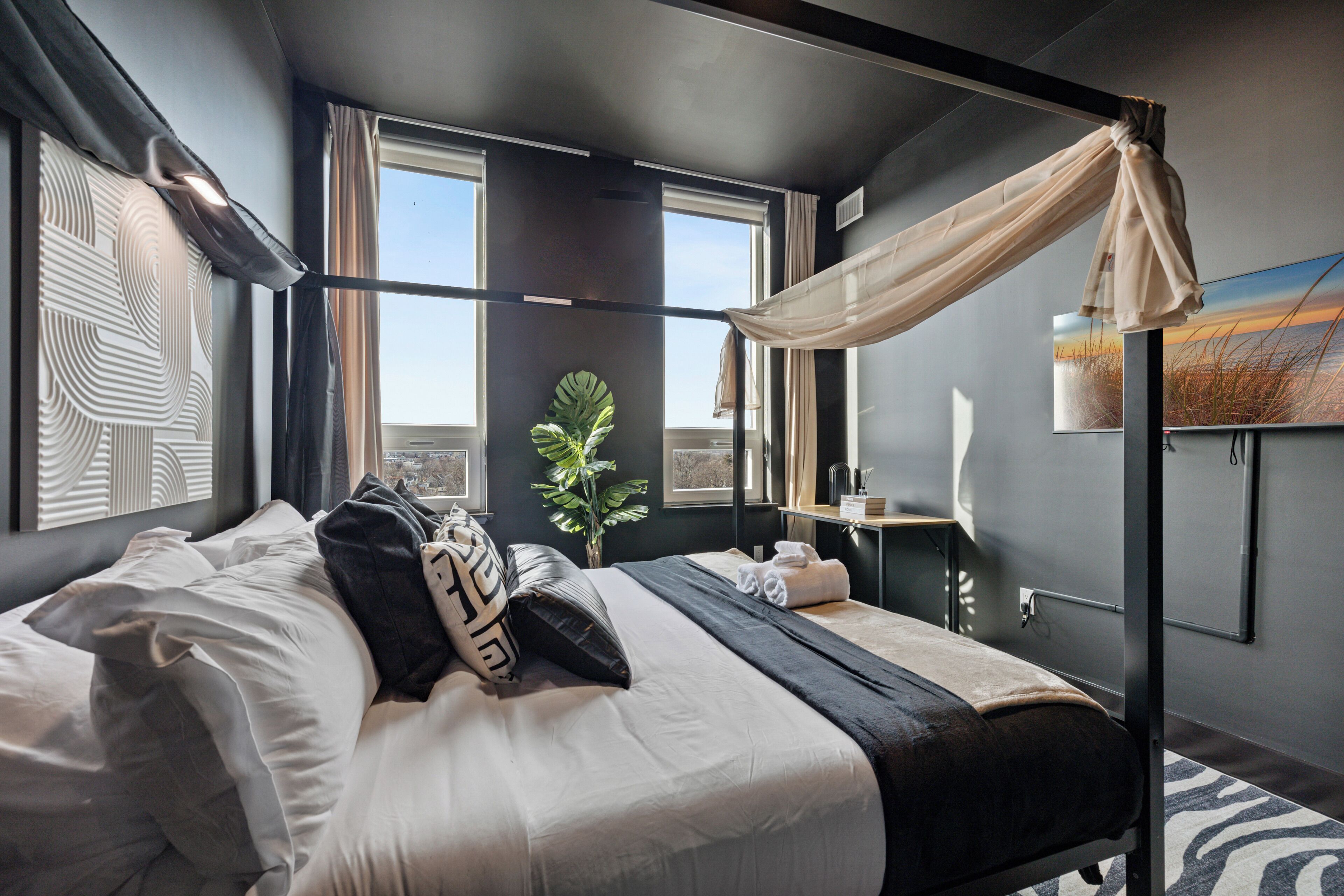 1 habitación, tabla de planchar con plancha y cuna de viaje 