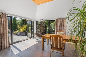 Dining - Mountain View Retreat - Wanaka Holiday Home (Wanaka)