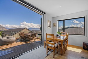Dining - Peak Retreat - Wanaka Holiday Home (Wanaka)