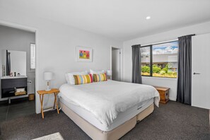 3 slaapkamers, een strijkplank/strijkijzer, wifi, beddengoed