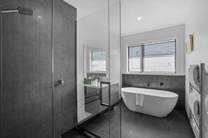 Shower, hair dryer - Peak Retreat - Wanaka Holiday Home (Wanaka)