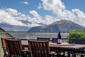 Outdoor dining - Peak Retreat - Wanaka Holiday Home (Wanaka)
