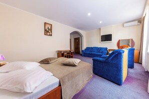 Deluxe Double Room, City View | Free WiFi - Hotel Amphitryon Premium (Bucharest)