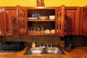 Private kitchen - Cozy apartment in charming Negril with AC, WiFi (Negril)