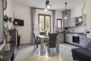 Réfrigérateur, four à micro-ondes, un four, surface de cuisson
