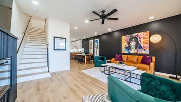 Smart-tv, eldstad, tv-spel och böcker