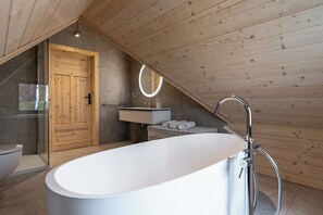 Suihku, hiustenkuivaaja, pyyhkeet, saippua