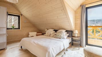 4 bedrooms, iron/ironing board, WiFi, bed sheets