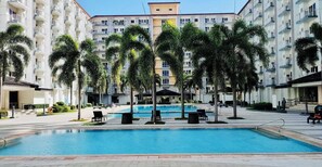 Pool - New 2BR w/ Pool, fast Wifi, Netflix, Fitness area and near NAIA & SM (Parañaque)