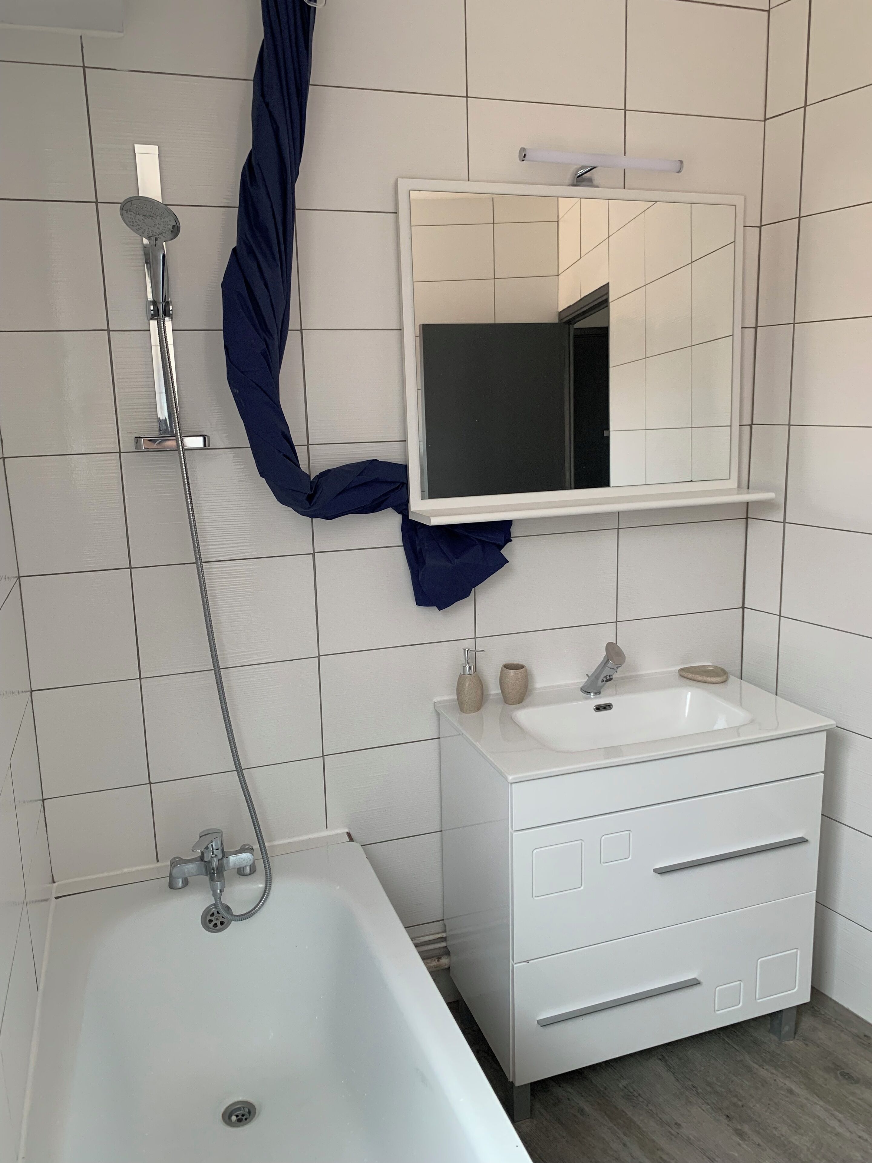 Een haardroger, handdoeken, toiletpapier