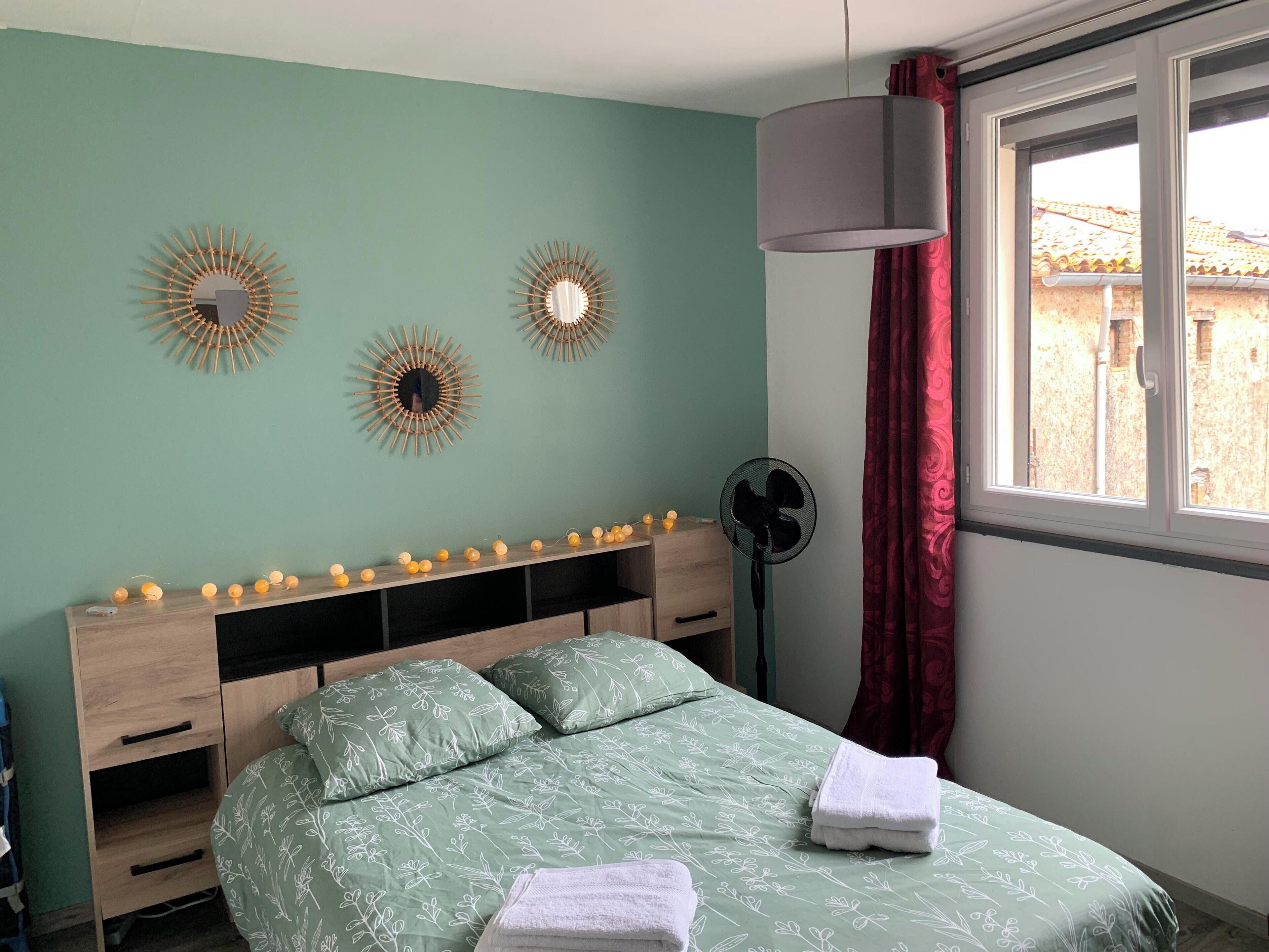 1 slaapkamer, een strijkplank/strijkijzer, wifi, beddengoed