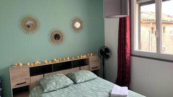 1 slaapkamer, een strijkplank/strijkijzer, wifi, beddengoed