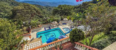 Lämmitetty uima-allas