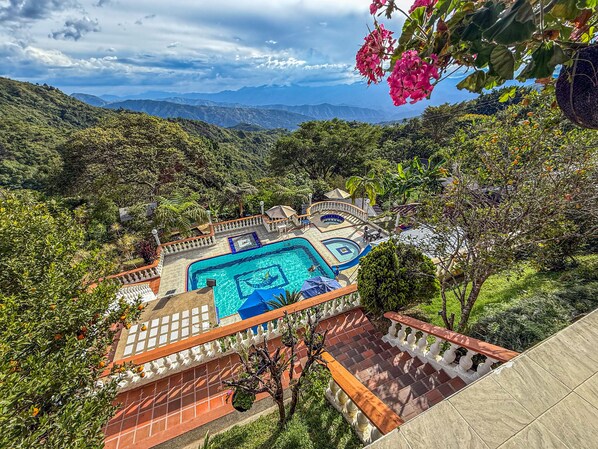 A heated pool - Escápate a una Finca acogedora en San Jerónimo con piscina, jacuzzi y más. (San Jerónimo)