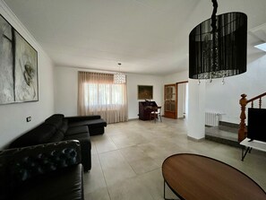 Fernseher, Kamin, DVD-Player, Tischtennisplatte