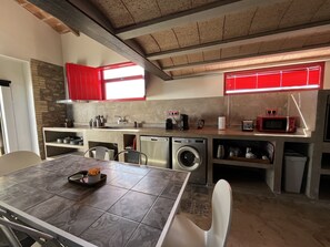 Kühlschrank, Mikrowelle, Ofen, Geschirrspüler