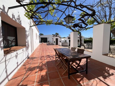 Botargo farmhouse. 9 bedrooms, 8 bathrooms, swimming pool, porch.