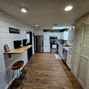 Fridge, microwave, oven, stovetop - Charming 3-bedroom farmhouse with AC and WiFi in wonderful Athens (Athens)