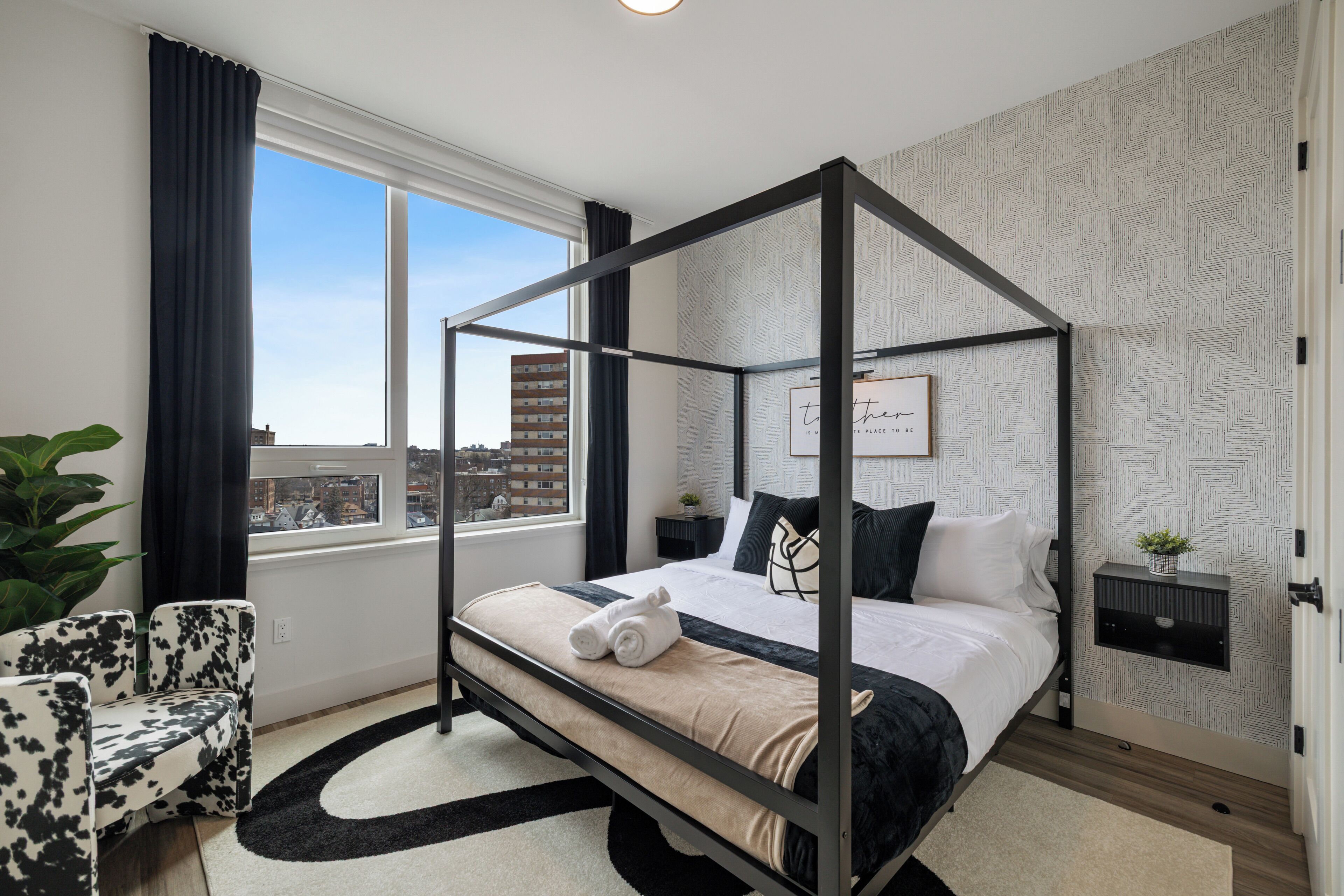 1 habitación, escritorio, tabla de planchar con plancha y cuna de viaje 