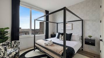 1 habitación, escritorio, tabla de planchar con plancha y cuna de viaje