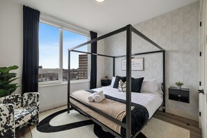 1 slaapkamer, een bureau, een strijkplank/strijkijzer, reisbedje