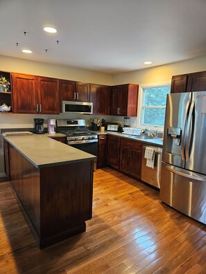 Kjøleskap, mikrobølgeovn, ovn og kokeplater