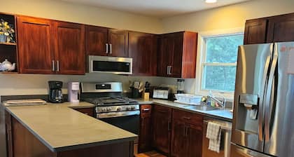 Charming 4-bedroom house with AC and WiFi in beautiful Edgartown