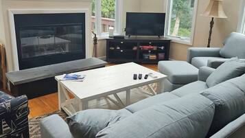 Smart TV, chimenea y libros