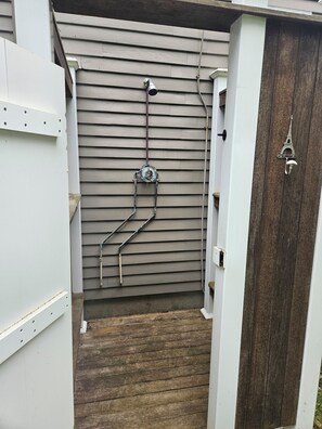 Outdoor shower - Charming 4-bedroom house with AC and WiFi in beautiful Edgartown (Edgartown)