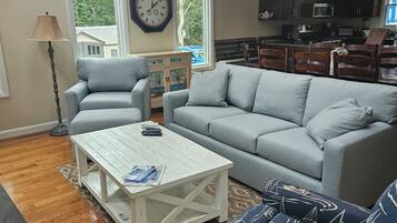 TV connectée, cheminée, livres