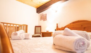 9 bedrooms, travel cot, WiFi, bed sheets