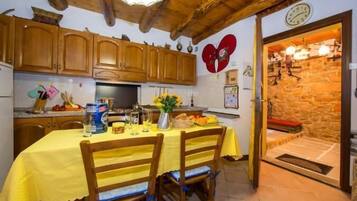 Four, plaque de cuisson, chaise haute