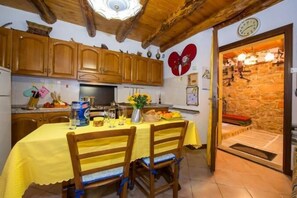 Refrigerador, horno, parrilla de estufa y cafetera y tetera 