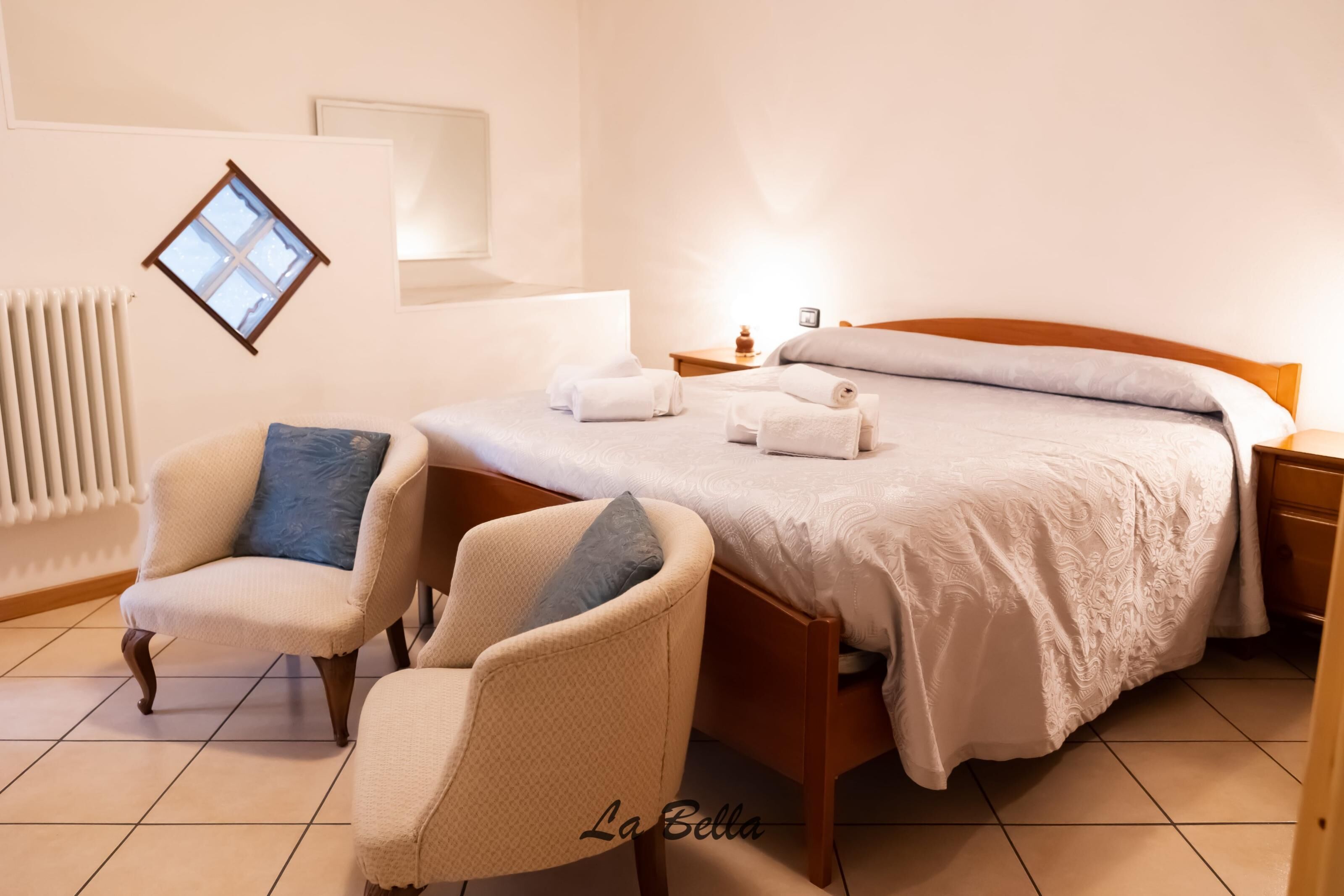 9 chambres, fer et planche à repasser, Wi-Fi, draps fournis