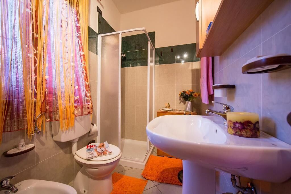 Regadera, secadora de cabello, bidet, toallas 