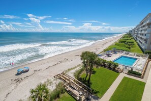 En la playa, camastros y toallas de playa 
