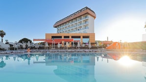 A hotel with a swimming pool, sun loungers, and umbrellas. - Throne Beach Resort & Spa (Manavgat)
