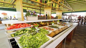 A buffet with various fresh vegetables and salads. - Throne Beach Resort & Spa (Manavgat)