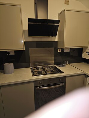 Apartment | Private kitchen | Fridge, microwave, oven, stovetop - Cardiff City Apartment - Modern & Cozy (Cardiff)