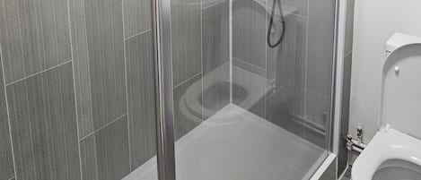 Appartement | Salle de bain | Douche, serviettes fournies
