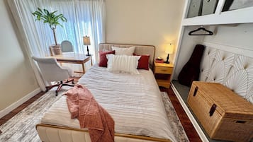 2 makuuhuonetta, työpöytä, silitysrauta/-lauta, ilmainen Wi-Fi