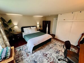 2 bedrooms, desk, iron/ironing board, WiFi